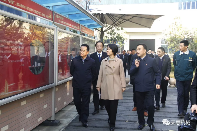 濟(jì)寧市委常委、組織部部長(zhǎng)孔凡萍帶領(lǐng)全市“兩新”組織黨建工作現(xiàn)場(chǎng)觀摩團(tuán)蒞臨天意機(jī)械調(diào)研指導(dǎo)